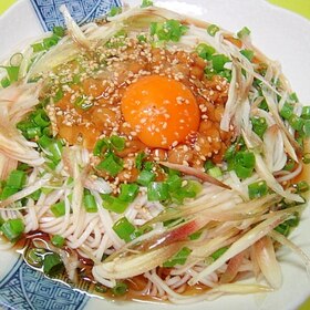 韓国風納豆とみょうが万能ネギの月見そうめん